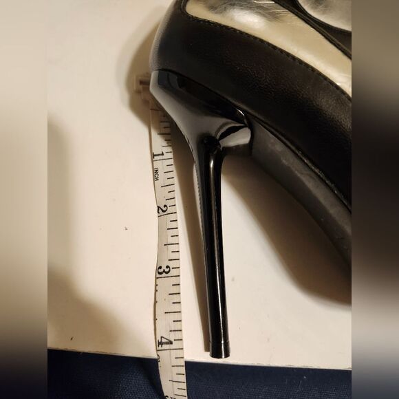 L.A.M.B. Silver/Black Leather "Needle Heel" Pumps Sz. 6 Ret.$498 - Picture 6 of 8